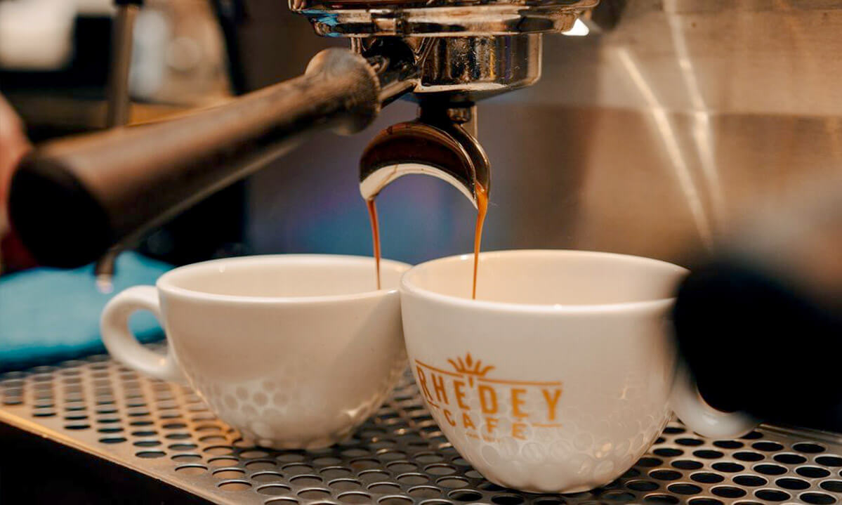 detaliu aparat cafea si cesti personalizate la Rhedey Cafe detaliu aparat cafea si cesti personalizate la Rhedey Cafe
