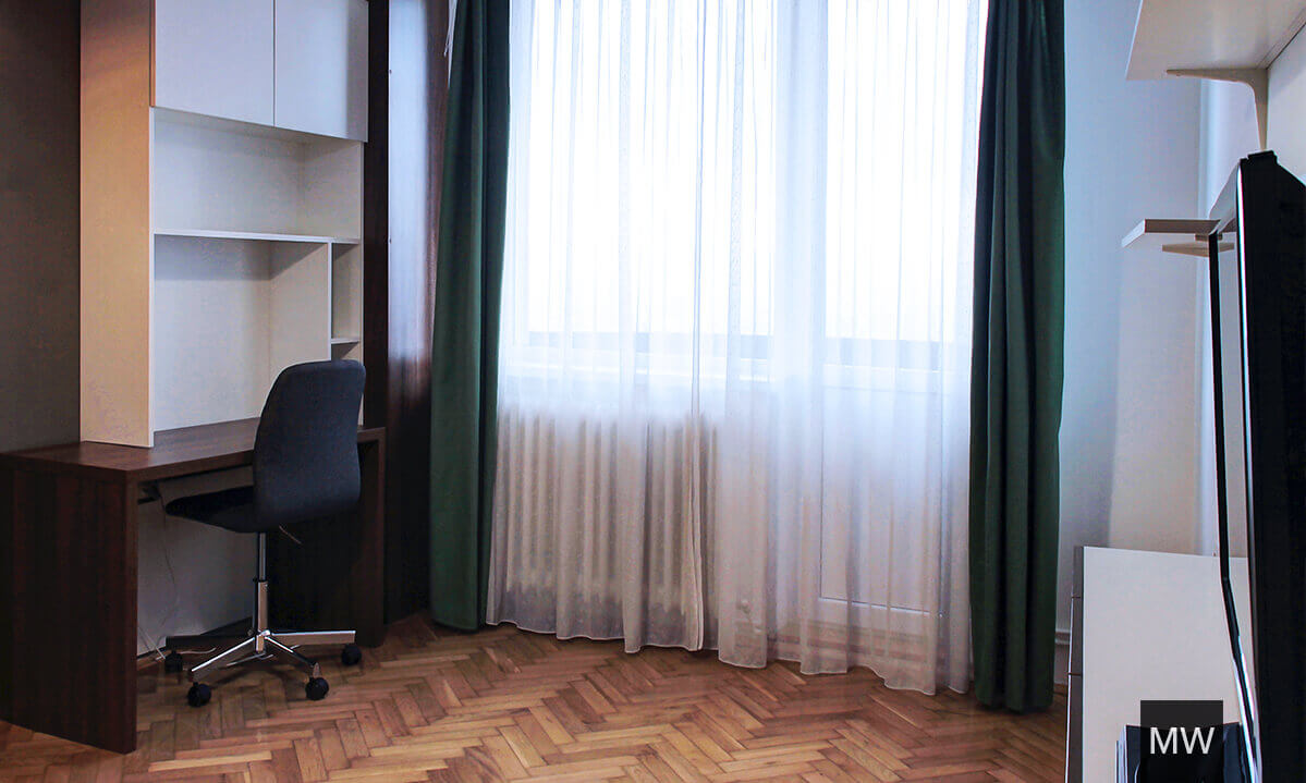 colt cu birou integrat in livingul transformat in dormitor pentru studenti colt cu birou integrat in livingul transformat in dormitor pentru studenti