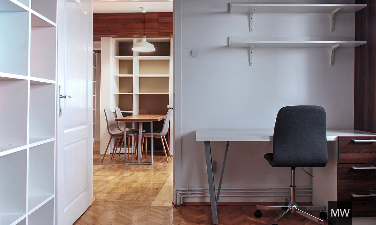 dormitor gandit pentru studenti, cu birou cu sertare si pat, rafturi deschise si un design modern, simplu dormitor gandit pentru studenti, cu birou cu sertare si pat, rafturi deschise si un design modern, simplu