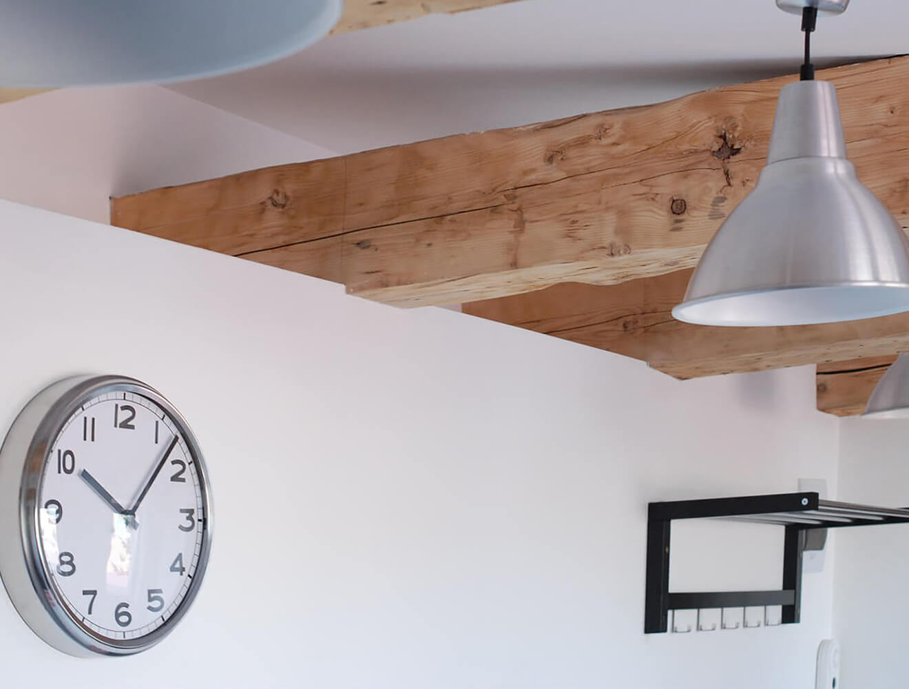detaliu cu grinzi restaurate in apartament studio in cluj de most wanted design
