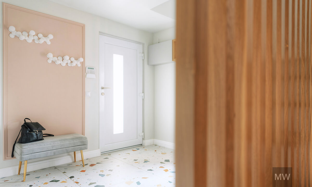 design interior case, antreu cu accente somon, placi straciatella si lemn masiv design interior case, antreu cu accente somon, placi straciatella si lemn masiv