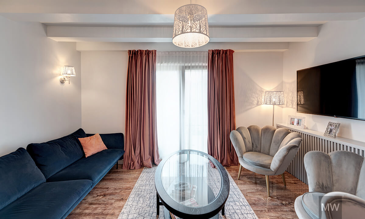 sufragerie cu canapea albastra, draperie roz si fotolii gri, masca calorifer integrat in design sufragerie cu canapea albastra, draperie roz si fotolii gri, masca calorifer integrat in design