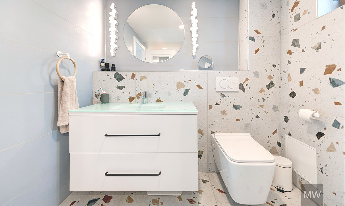 design interior baie cu accente vesele de faianta straciatella si nuante de bleu design interior baie cu accente vesele de faianta straciatella si nuante de bleu