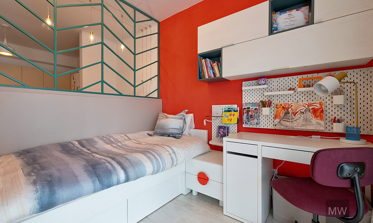 vedere din interiorul incaperii spre bucatarie si zona de luat masa cu scaune inalte vedere din interiorul incaperii spre bucatarie si zona de luat masa cu scaune inalte