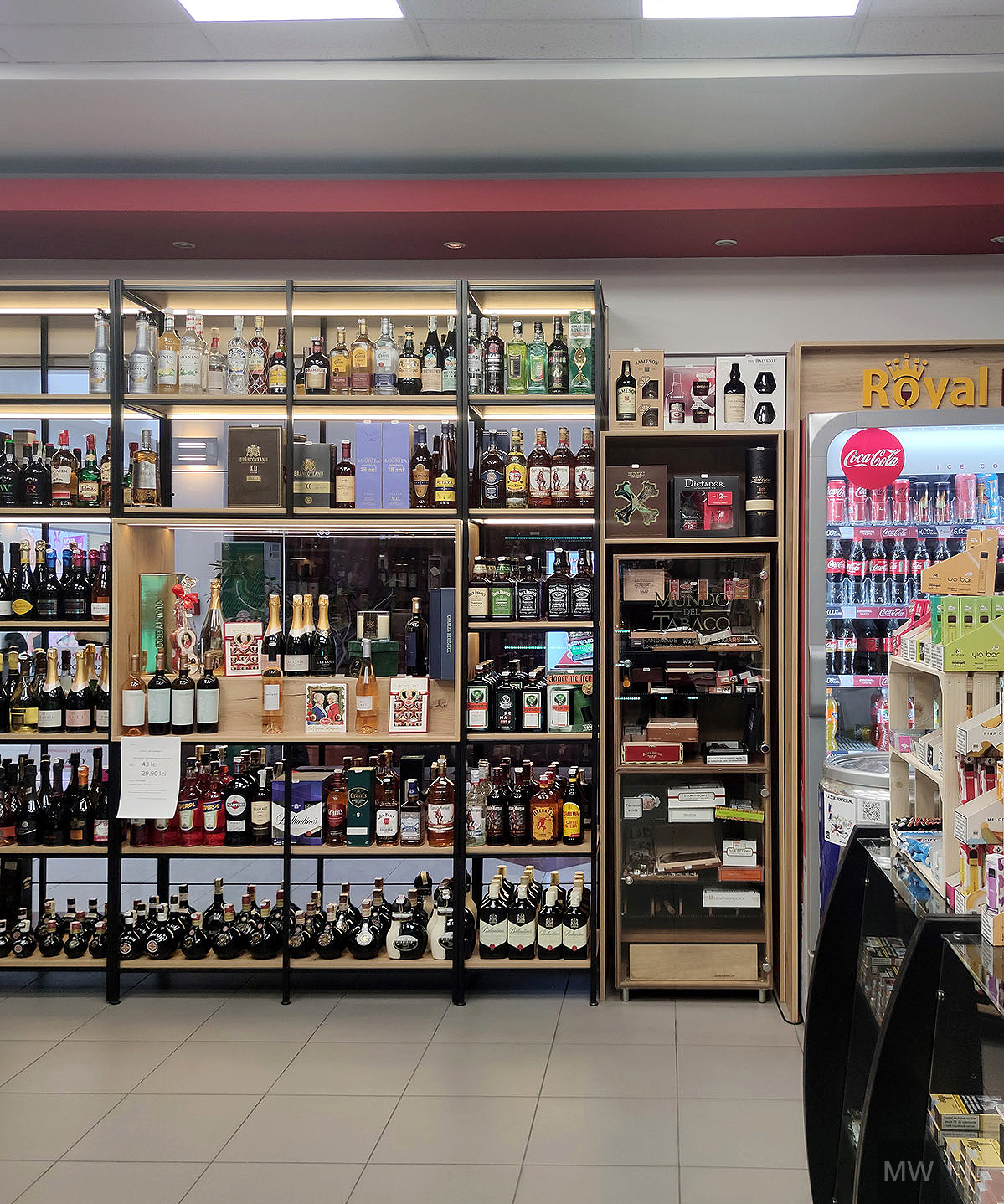 vedere rafturi pe structura metalica magazin royal drinks design most wanted pentru royal drinks cluj, design interior magazine vedere rafturi pe structura metalica magazin royal drinks design most wanted pentru royal drinks cluj, design interior magazine