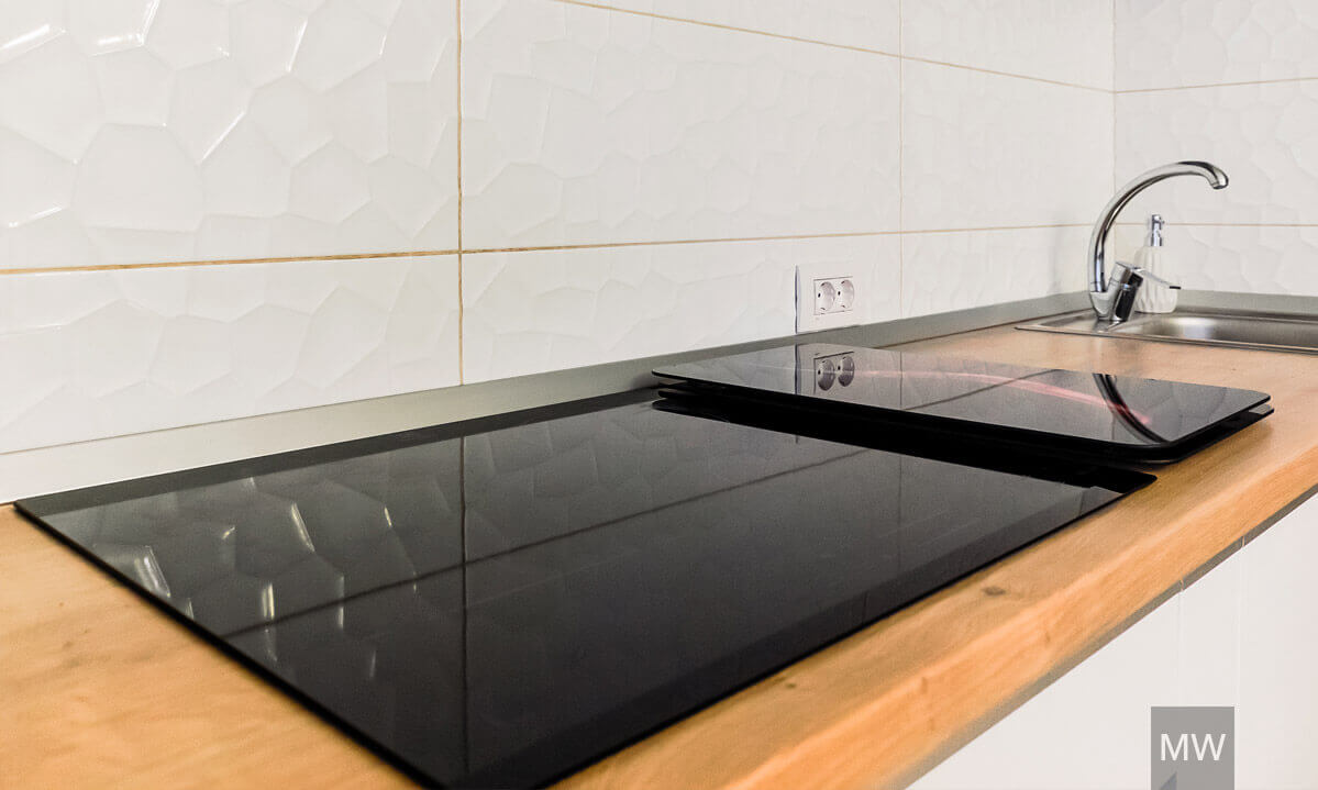 detaliu design bucatarie cu plita inductie si chiuveta detaliu design bucatarie cu plita inductie si chiuveta