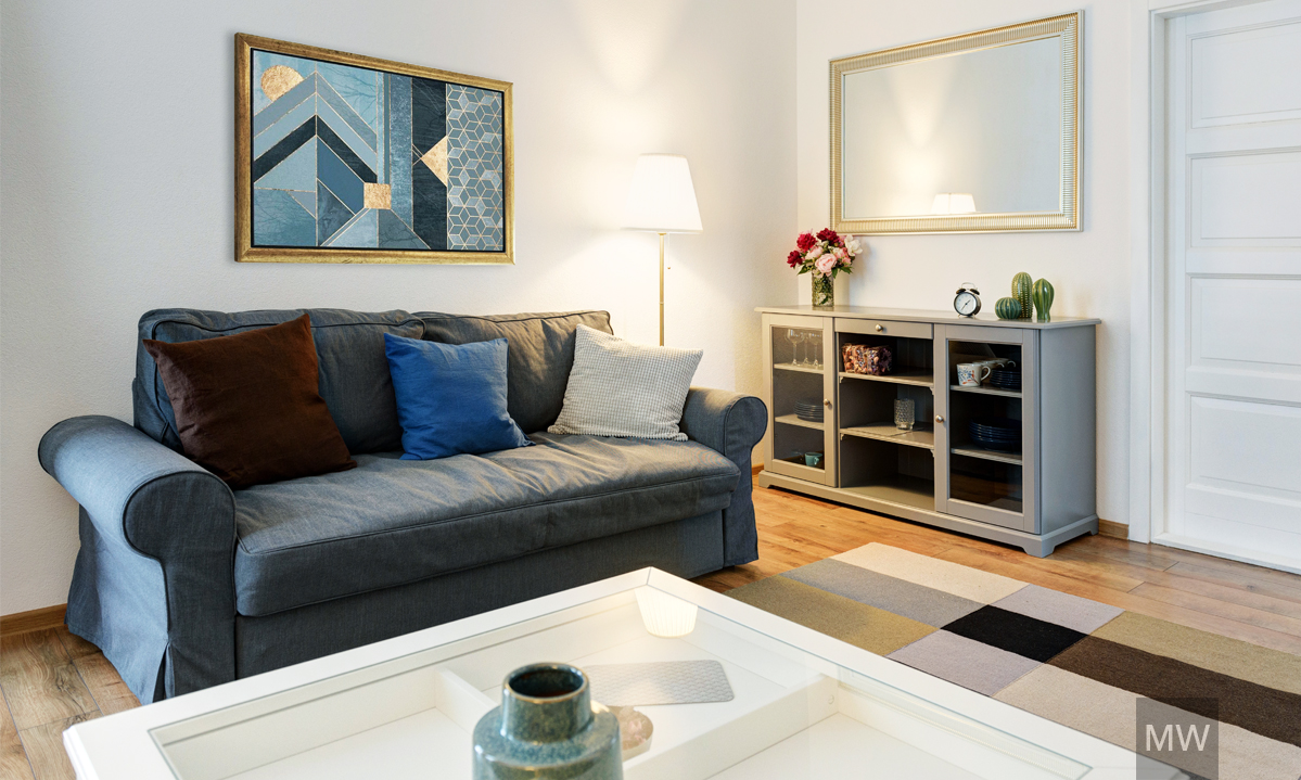 amenajare living cu mobila IKEA si diverse accesorii, canapea gri si mobila de culoare gri, accesorii colorate de nuante de albastru amenajare living cu mobila IKEA si diverse accesorii, canapea gri si mobila de culoare gri, accesorii colorate de nuante de albastru