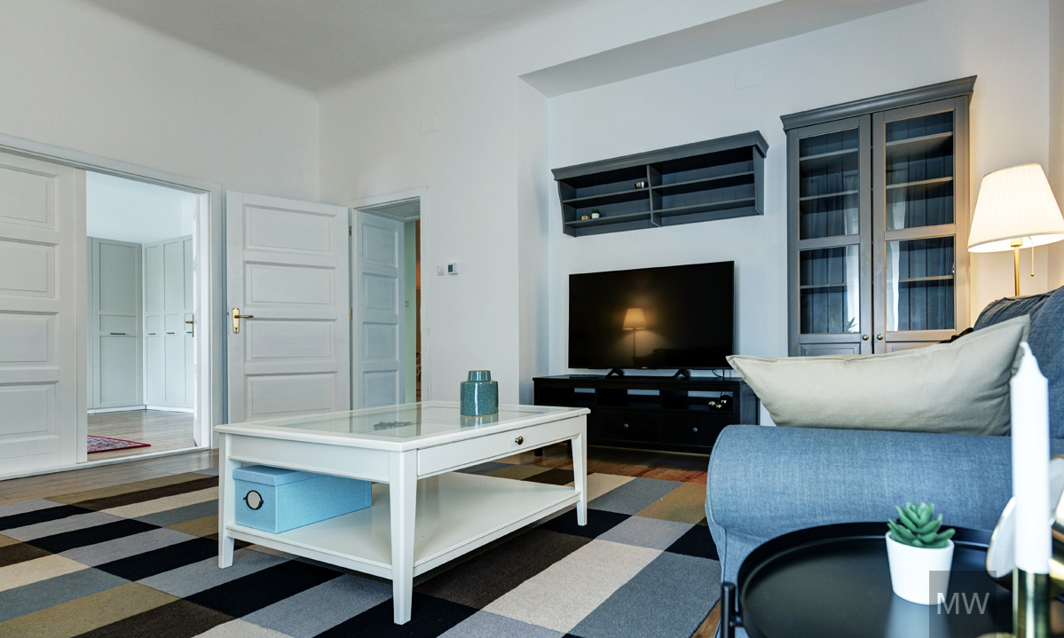 living cu televizor si mobila gri, si a decoratiuni alese living cu televizor si mobila gri, si a decoratiuni alese