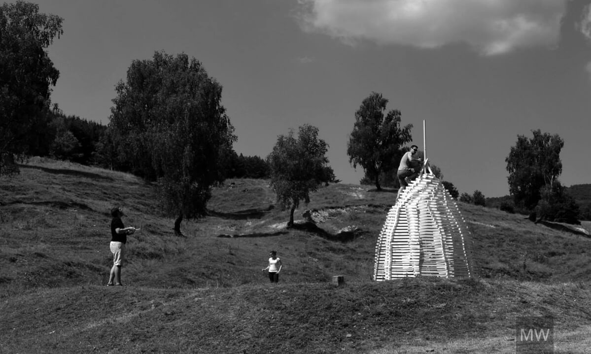 boglya csomopont csernaton 2015_mostwanted_showcase_03 proiect instalatie design si arhitectura din lemn noise camap 2015 cernat poza din departare