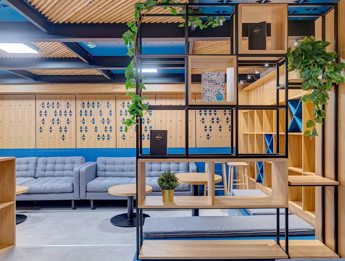 design interior comercial, design cafenea, refo cafe, poza cu structuri metalice, polite stejar, canapele facute la comanda design interior comercial, design cafenea, refo cafe, poza cu structuri metalice, polite stejar, canapele facute la comanda