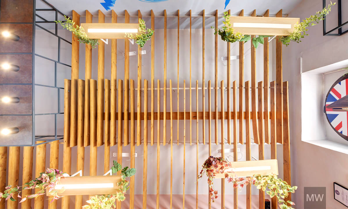 tavan din lamele de lemn de brad intercalate la restaurantul London Brothers din Cluj, design Most Wanted tavan din lamele de lemn de brad intercalate la restaurantul London Brothers din Cluj, design Most Wanted