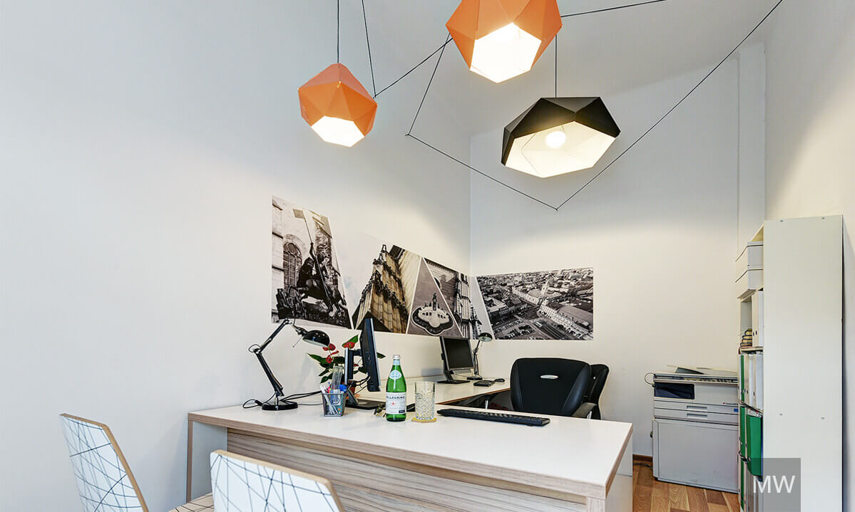 zona de receptie, rezultat dupa design interior birou la agentia imobiliara Reform, mobila la comanda combinat cu abajururi colorate de la IKEA si foto tapet zona de receptie, rezultat dupa design interior birou la agentia imobiliara Reform, mobila la comanda combinat cu abajururi colorate de la IKEA si foto tapet