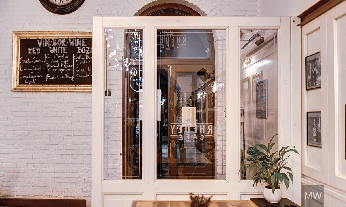 rhedey-cafe-mostwanted-design-interior-commercial-003 windfang, un element funcțional, care delimitează intrarea de restul restaurantului și protejează de aerul rece pe timp de iarnă