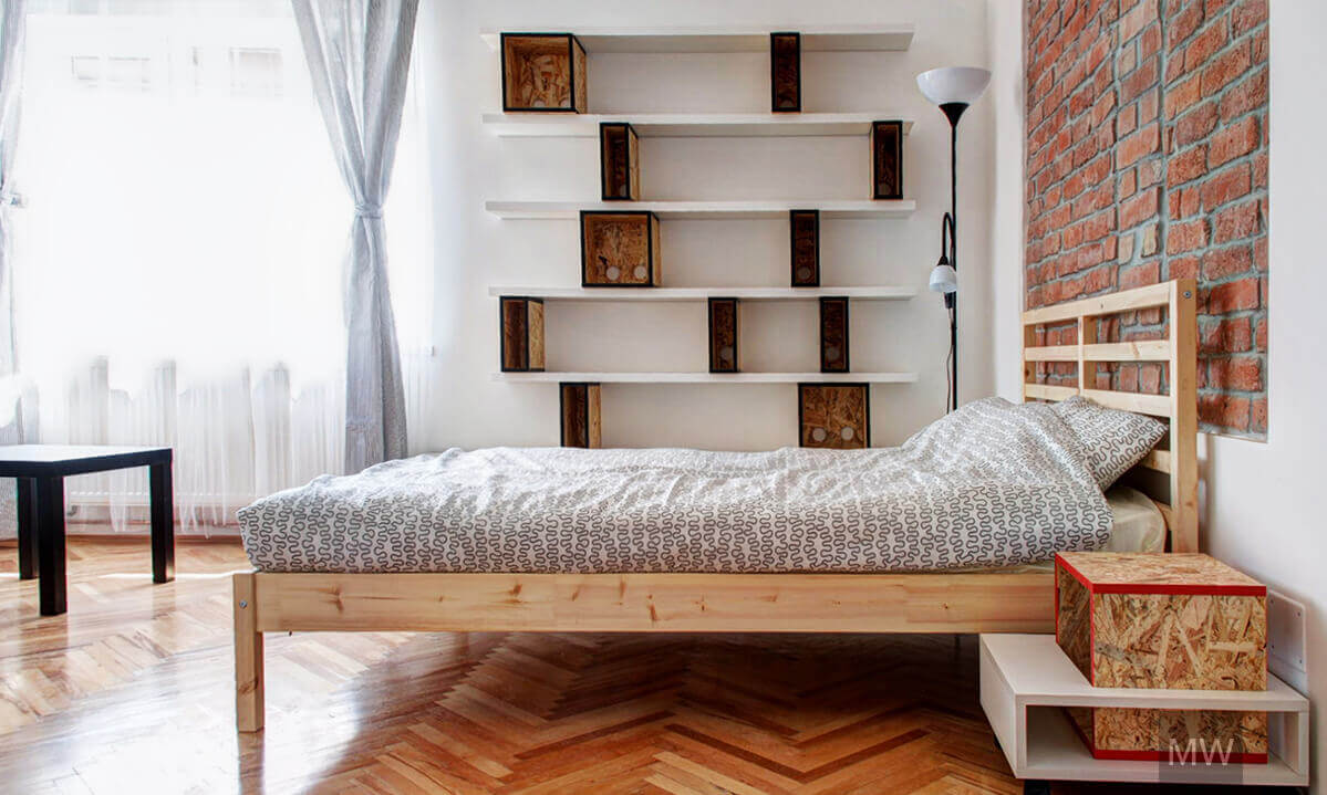 Apartament studio cu pat si raft pentru carti. Apartament studio cu pat si raft pentru carti.