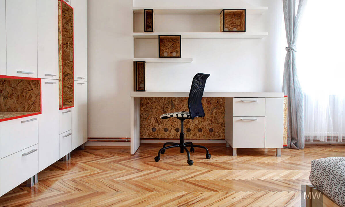 apartament studio by most wanted design cluj Poza cu zona de birou si living din apartament studio proiectat de Most Wanted Design, in stil minimalist si culori naturale cu accente rosii si negre.