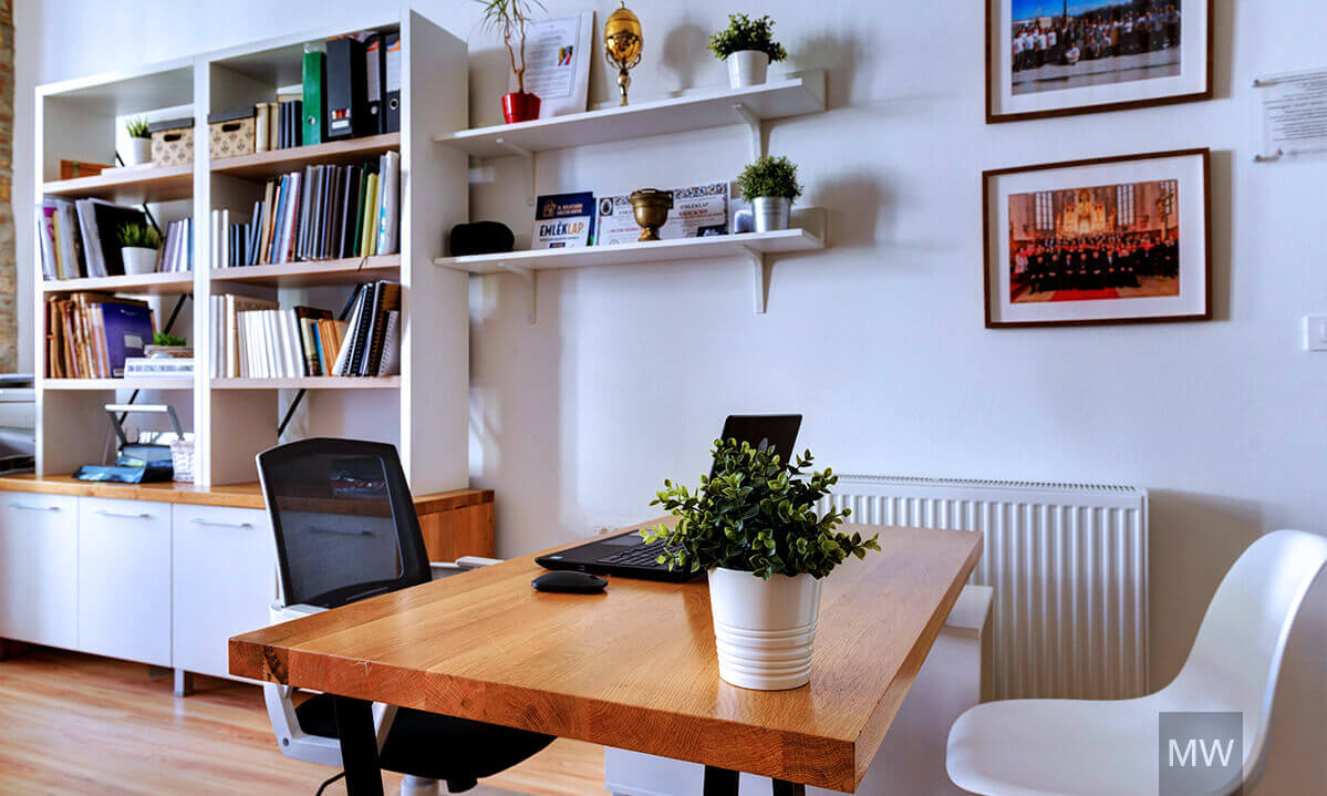 detaliu cu biroul si mobilierul simplu si elegant detaliu cu biroul si mobilierul simplu si elegant