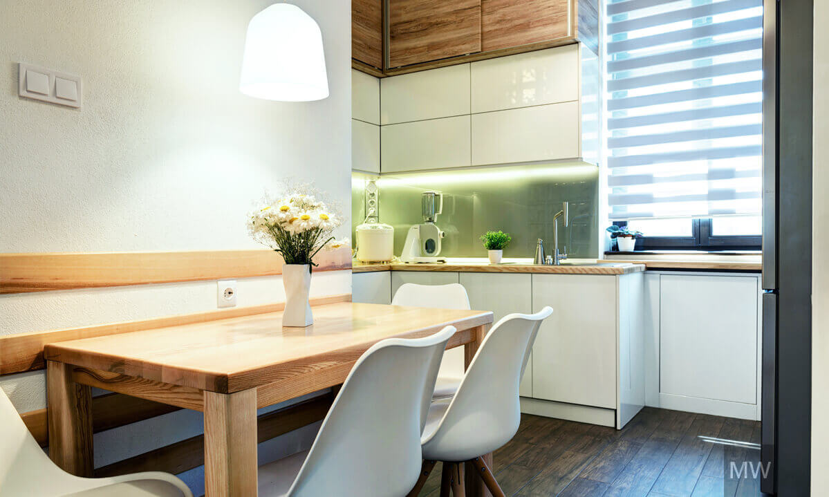 zona de luat masa, cu masa din lemn masiv de pin si scaune tip eames albe, design interior casa, cluj zona de luat masa, cu masa din lemn masiv de pin si scaune tip eames albe, design interior casa, cluj