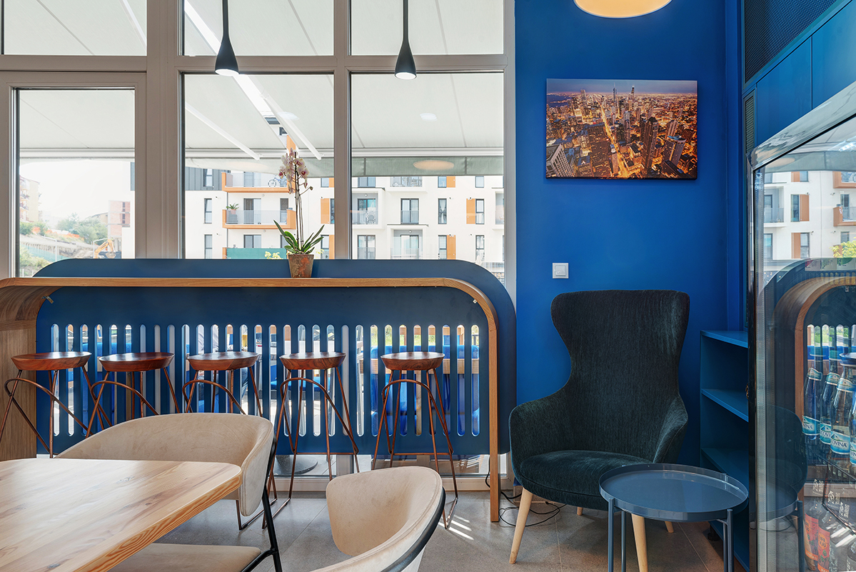 08 after, colt albastru si masa de bar, cafenea floresti, chi cafe, design by most wanted cluj 📸 Kiss Gábor 08 after, colt albastru si masa de bar, cafenea floresti, chi cafe, design by most wanted cluj