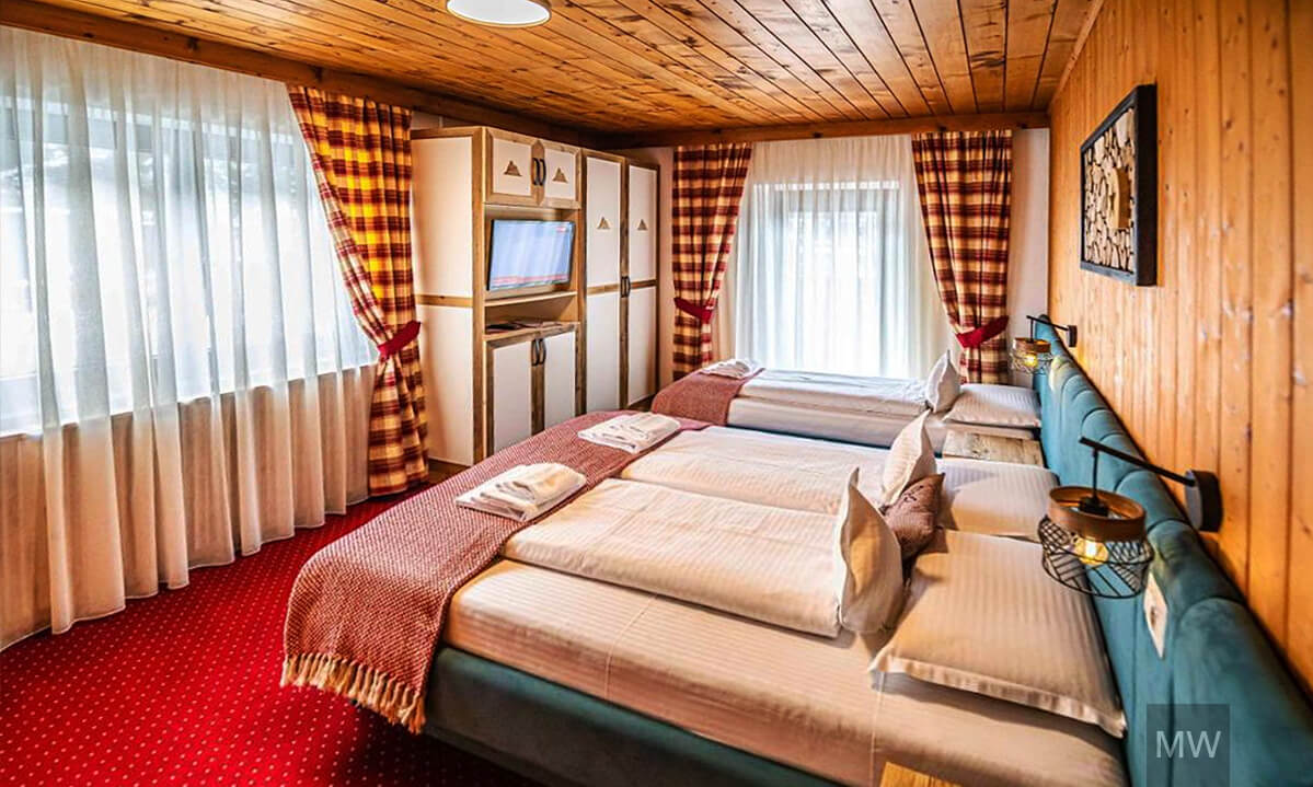 Cameră rustică cu două paturi și decor din lemn. Cameră rustică cu două paturi, decorată cu elemente din lemn.