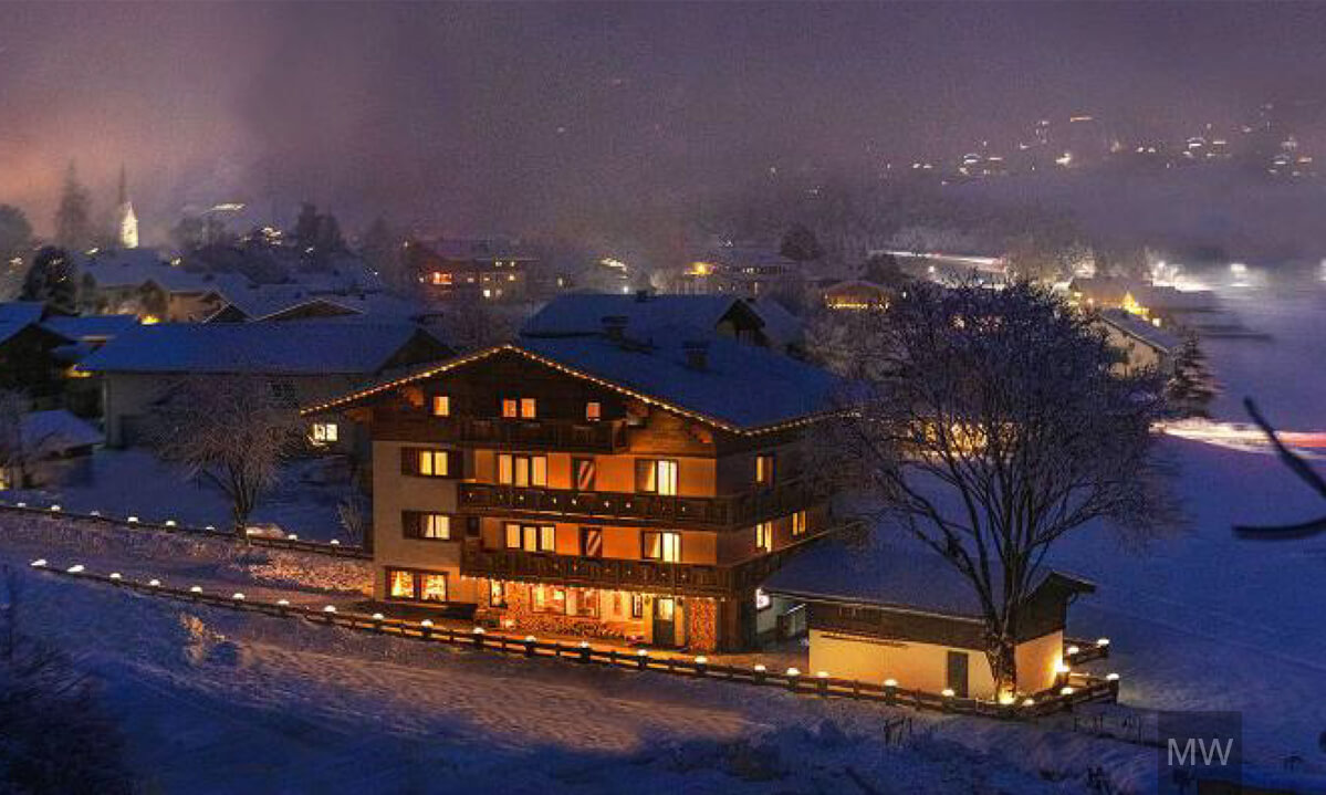 vedere de noapte din afara pensiunea kitzbuhel alpen pension vedere de noapte din afara pensiunea kitzbuhel alpen pension