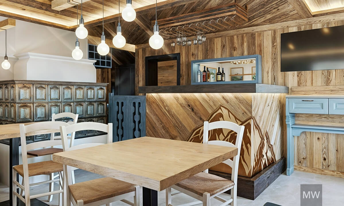 Design interior pensiune - bar rustic contemporan Bar rustic cu tavan din lemn și becuri suspendate.