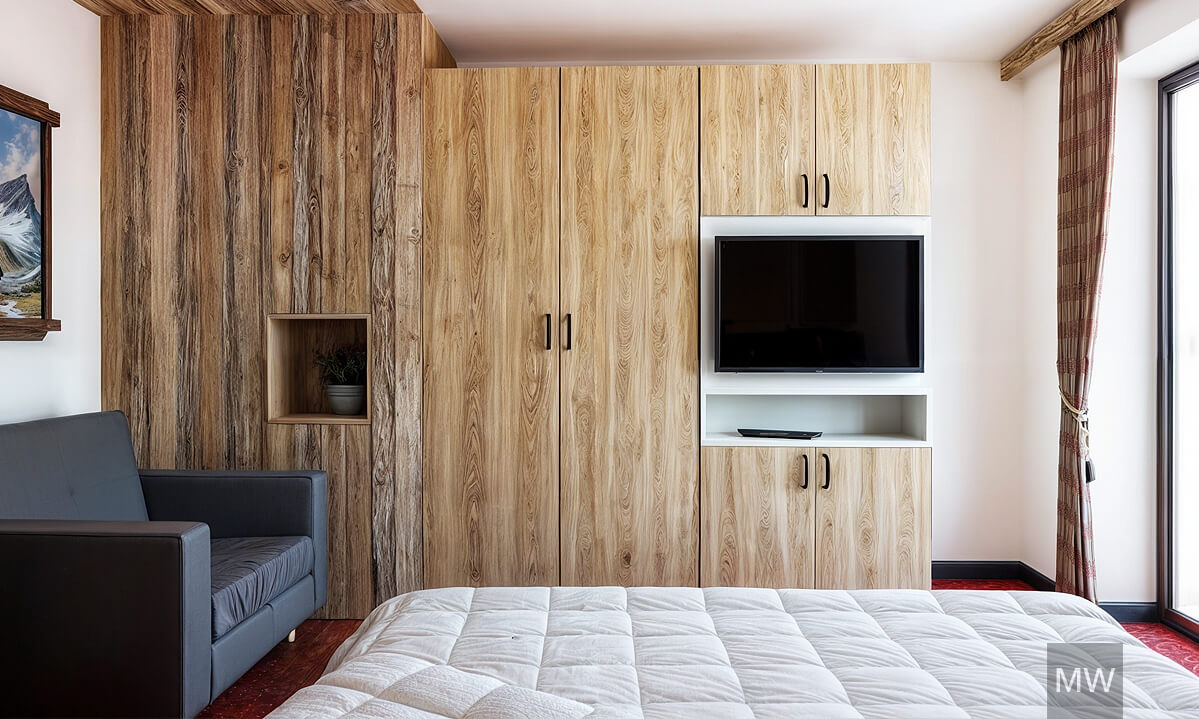 kitzbuhel most wanted design 3d rendering, room 101, custom cabinets for bagages and tv mount Design interior cameră de pensiune. Această cameră are dulapuri personalizate pentru bagaje și un suport pentru televizor montat pe mobilă, oferind un spațiu organizat și funcțional pentru confortul oaspeților.