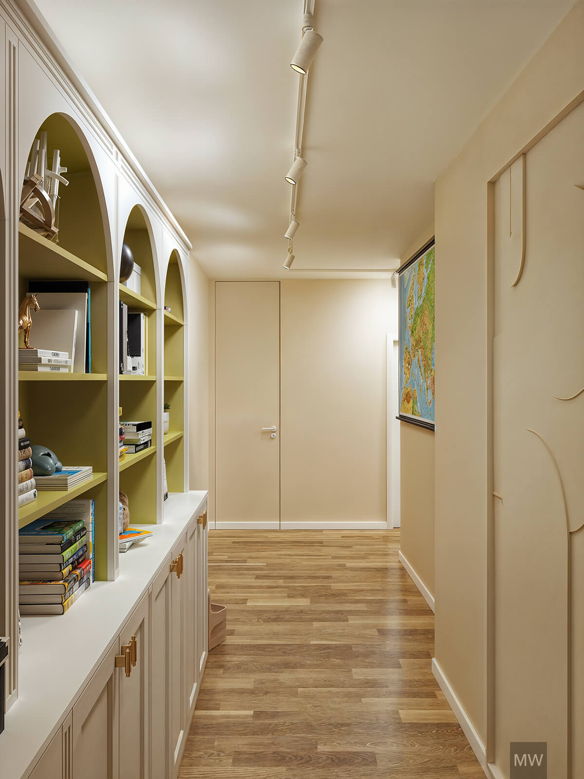 Coridor modern cu rafturi din lemn și elemente decorative Coridor modern cu unitate de depozitare verde și iluminare pe tavan.