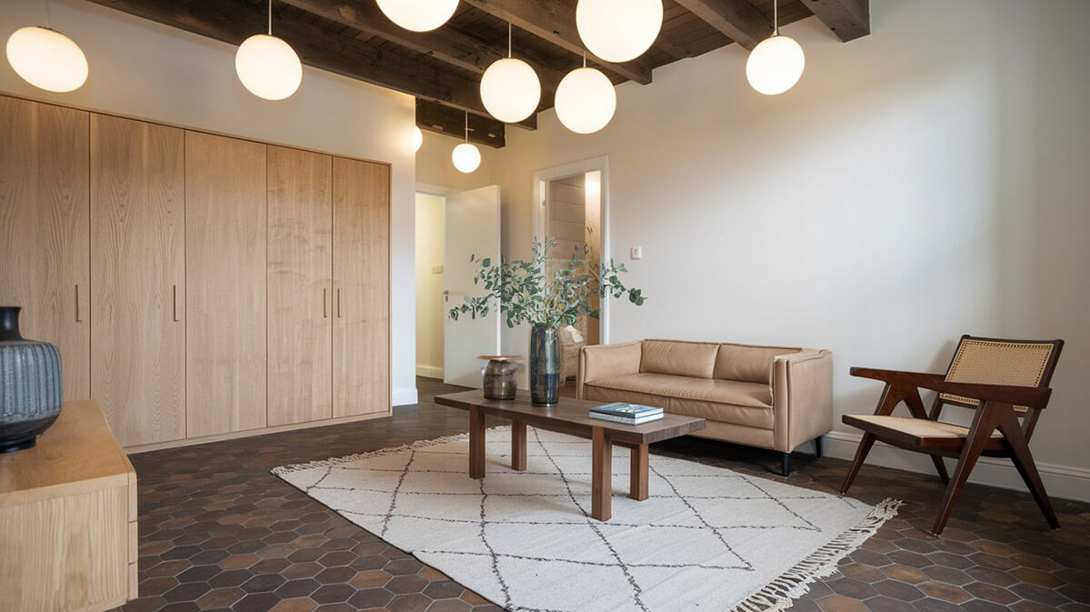 Interior contemporan cu tavan din lemn de brad și iluminare modernă Spațiu contemporan bine luminat cu tavan din lemn de brad închis și grinzi expuse.