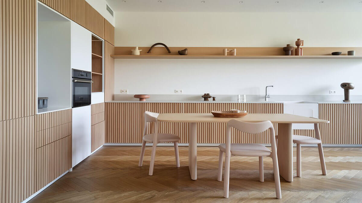 2a-well-lit-contemporary-interior-space-w_w2dky7XESier5V8lJKa11g_P2YerfUhQ428un1-36K-gw Interior modern de bucătărie și zonă de luat masa cu design din lemn deschis și detalii elegante.