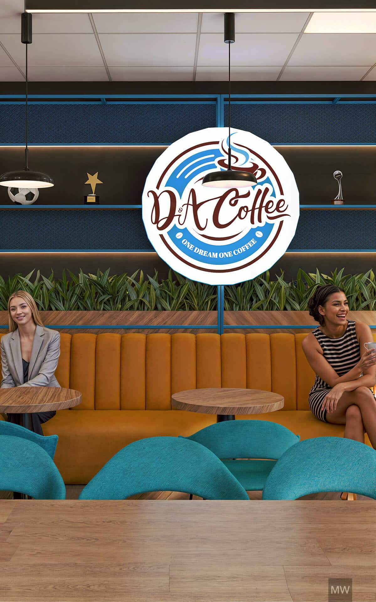 da-coffee-targu-mures-cafenea-fotbal-design-interior Interior cafenea tematică fotbal DA Coffee din Târgu Mureș: canapea lungă mustard, mese din lemn, accente albastre și decor cu plante. Două cliente stau la masă sub semnul cu sloganul „One Dream One Coffee”, într-un ambient modern inspirat de fotbal.
