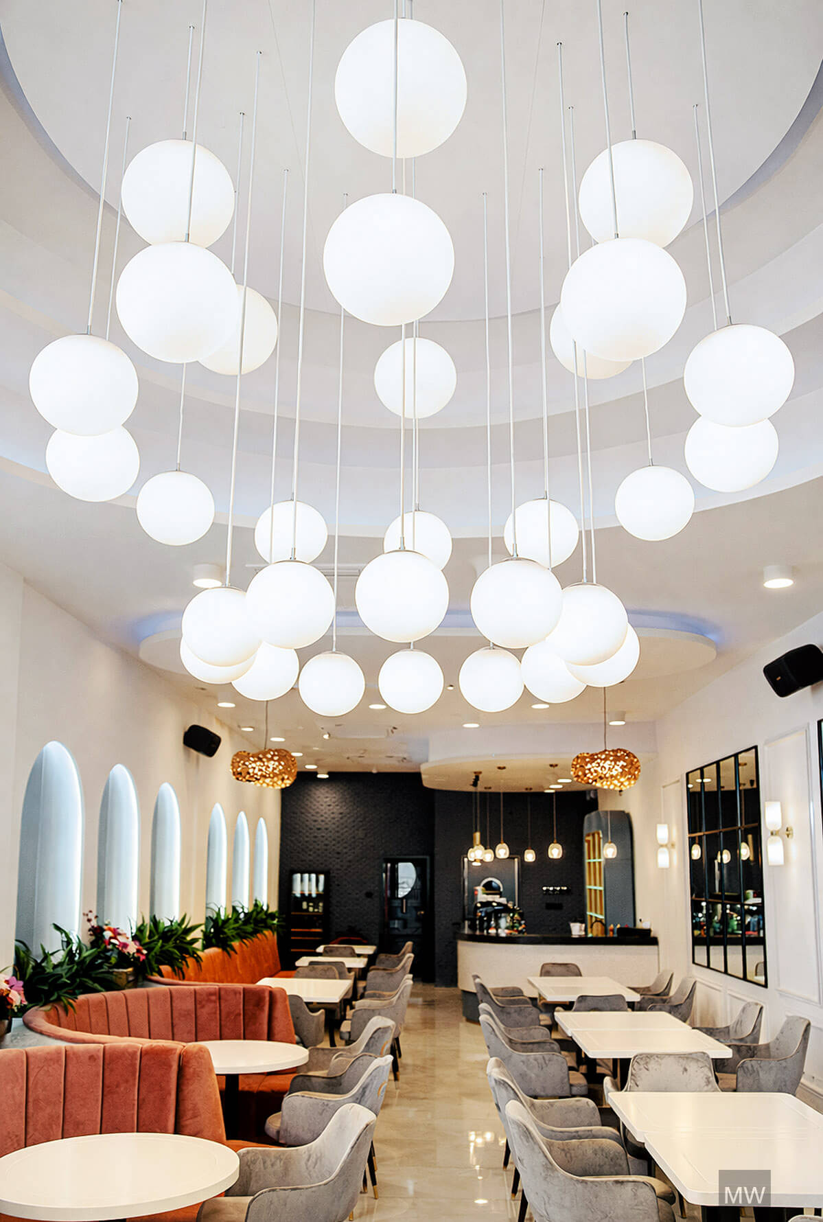 restaurant delise turda, design interior, ansamblu lumini de la intrare, candelabru, tavan inalt cu elemente curbate restaurant delise turda, design interior, ansamblu lumini de la intrare, candelabru, tavan inalt cu elemente curbate