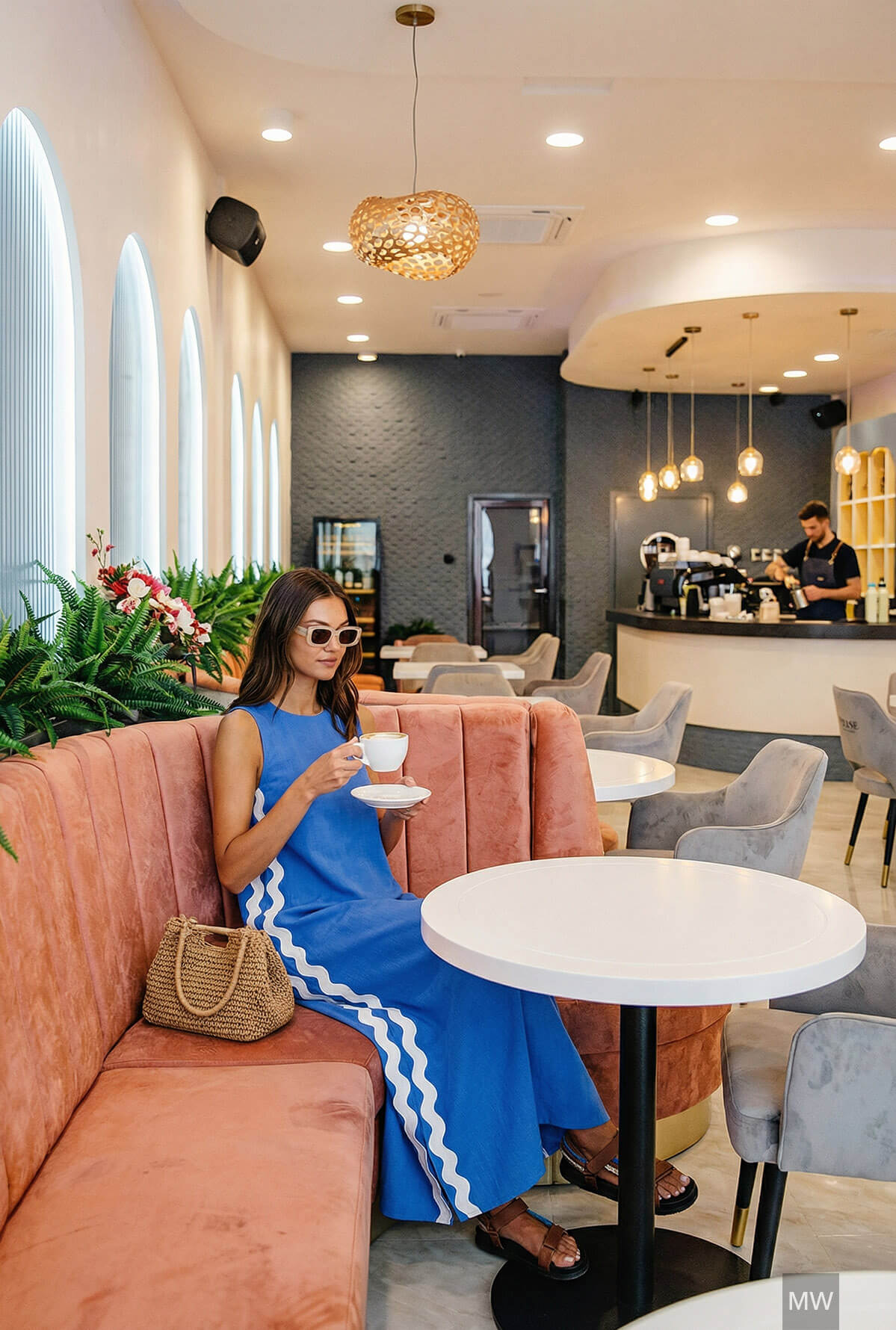 zona de canapea la restaurant delise, moment de mood cu o domnisoara in rochie albastra savureaza o cafea zona de canapea la restaurant delise, moment de mood cu o domnisoara in rochie albastra savureaza o cafea